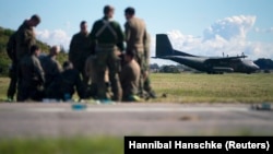 Pripadnici nemačkih specijalnih snaga KSK na vežbi na aerodromu u Trolenhagenu, Nemačka, 28. september 2015. 