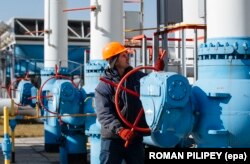 Radnik na benzinsko-kompresorskoj stanici u selu Mrijin, oko 130 kilometara izvan Kijeva.