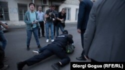 Полиция арестовывает напавшего на участника ЛГБТ-акции, 17 мая 2018 года, Тбилиси