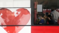 Пассажиры белградского автобуса в защитных масках.