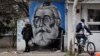 Grafit Radovana Karadžića kao doktora Dabića na jednom zidu u beogradu, ilustrativna fotografija