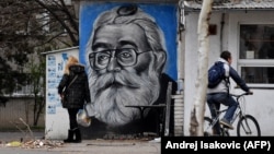 Grafit Radovana Karadžića kao doktora Dabića na jednom zidu u beogradu, ilustrativna fotografija