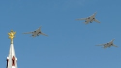 Ruski bombarderi Tu-22 M3 iznad Crvenog trga u Moskvi tokom parade za Dana pobjede, 9. maja 2010. godine.
