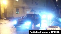 Автомобіль із Юлією Тимошенко заїжджає з чорного входу до Адміністрації президента майже одразу після другого приїзду Арсенія Яценюка