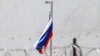 Петербург: ЛГБТ-активисту назначили обязательные работы за флаг России