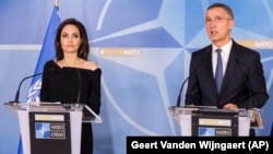 NATO-nun baş katibi Jens Stoltenberg və BMT-nin qaçqınlar üzrə xüsusi elçisi, aktrisa Angelina Jolie yanvarın 31-də keçirilmiş mətbuat konfransında