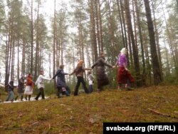 Магілёўскі карагод водзіцца зьмейкай