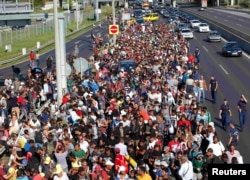 Migranți pe o autostradă din Ungaria, îndreptându-se spre Austria, 4 septembrie 2015