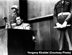 Создатель Гестапо и главнокомандующий Военно-воздушными силами Германии (Люфтваффе) Герман Геринг на судебном процессе над нацистами в Нюрнберге, 1946 год