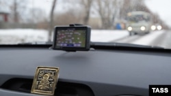 Көліктегі GPS навигаторы. Ресей. 11 желтоқсан 2012 жыл. (Көрнекі сурет)