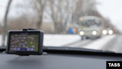 GPS-навигатор на передней панели автомобиля.