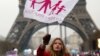 "Папа, мама, я - правильная семья". Сторонница движения Manif pour tous во время одной из манифестаций в Париже