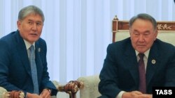 Президенты Кыргызстана и Казахстана (слева направо) Алмазбек Атамбаев и Нурсултан Назарбаев.