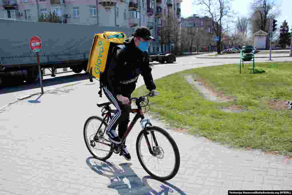 На вулицях побільшало велокур&rsquo;єрів