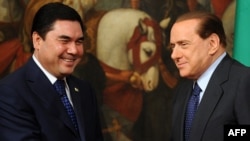 Türkmenistanyň prezidenti Gurbanguly Berdimuhamedow (çepde) Italiýanyň premýer-ministri Silwio Berluskoni bilen duşuşýar, 25-nji noýabr, 2009-njy ýyl.