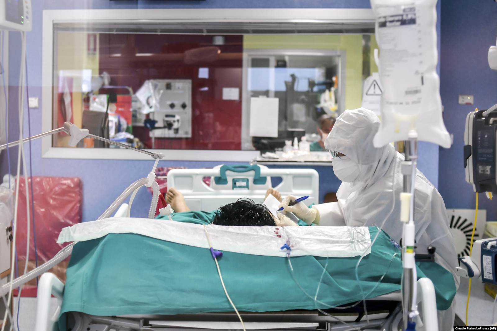 Лікар спілкується з пацієнтом у лікарні неподалік Мілану, квітень 2020
