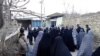 Женщины Нардарана вышли навстречу полицейским, которые проводят спецоперацию в поселке, 1 декабря 2015 года