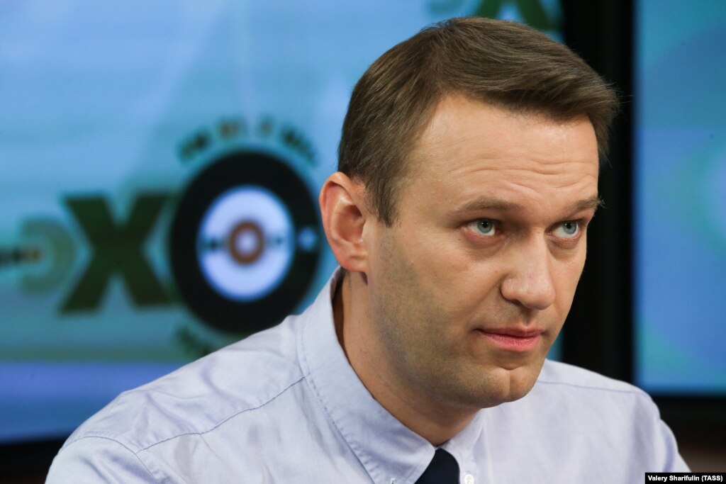 Court Bailiffs Take Kremlin Foe Navalny To Kirov Court By Force - RadioFreeEurope/RadioLiberty