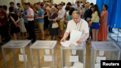 Pamje nga një qendër votimi në Kiev 