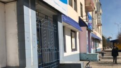 Ряд закрытых в городе Темиртау магазинов.