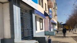 Ряд закрытых в городе Темиртау магазинов.