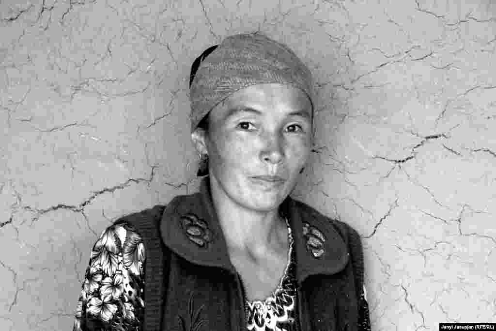 Asila lives in Duvana, the closest village to the Kyrgyz border, where villagers are dependent on cross-border trade. Her family keeps bees. Asila attended a school with Kyrgyz teachers who were sent to support the Kyrgyz community in this Tajik region. Since Tajikistan won its independence, the region's cultural ties with Kyrgyzstan have weakened.