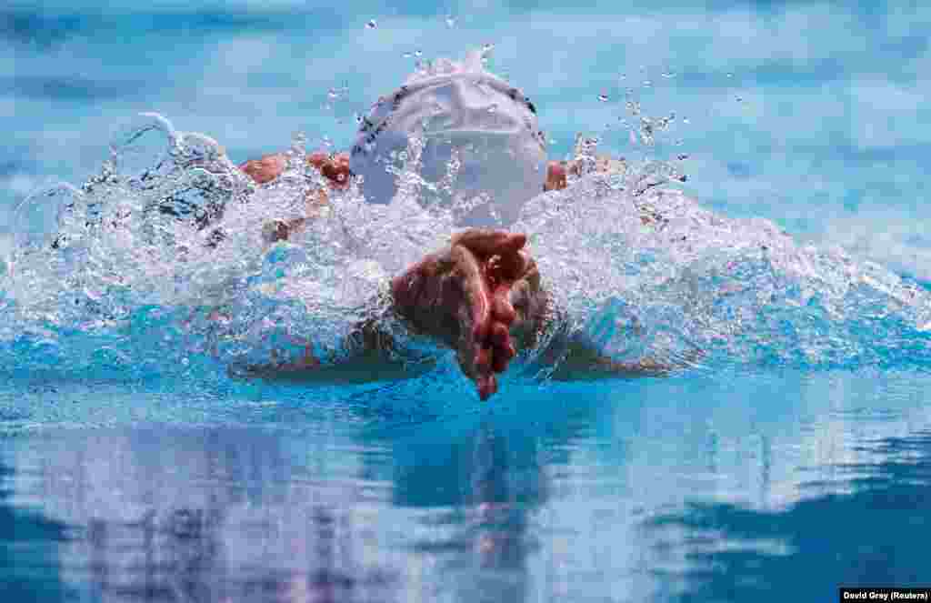Rachel Nicol of Canada competes in the Women's 50-Meter Breaststroke at the Commonwealth Games on Australia's Gold Coast. (Reuters/David Gray)