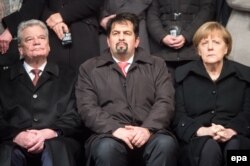 از راست: صدراعظم آلمان، رئیس کمیته مرکزی مسلمانان، و رئیس‌جمهوری آن کشور