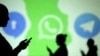 Пользователи на фоне логотипов приложений Signal, Whatsapp and Telegram.