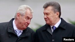 Чеський президент Мілош Земан (ліворуч) та український президент Віктор Янукович, Київ, 21 жовтня 2013 року