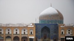 نمایی از گنبد مسجد شیخ لطفالله در صبح ۲۴ دی ۱۳۹۸