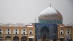 نمایی از گنبد مسجد شیخ لطف‌الله در صبح ۲۴ دی ۱۳۹۸