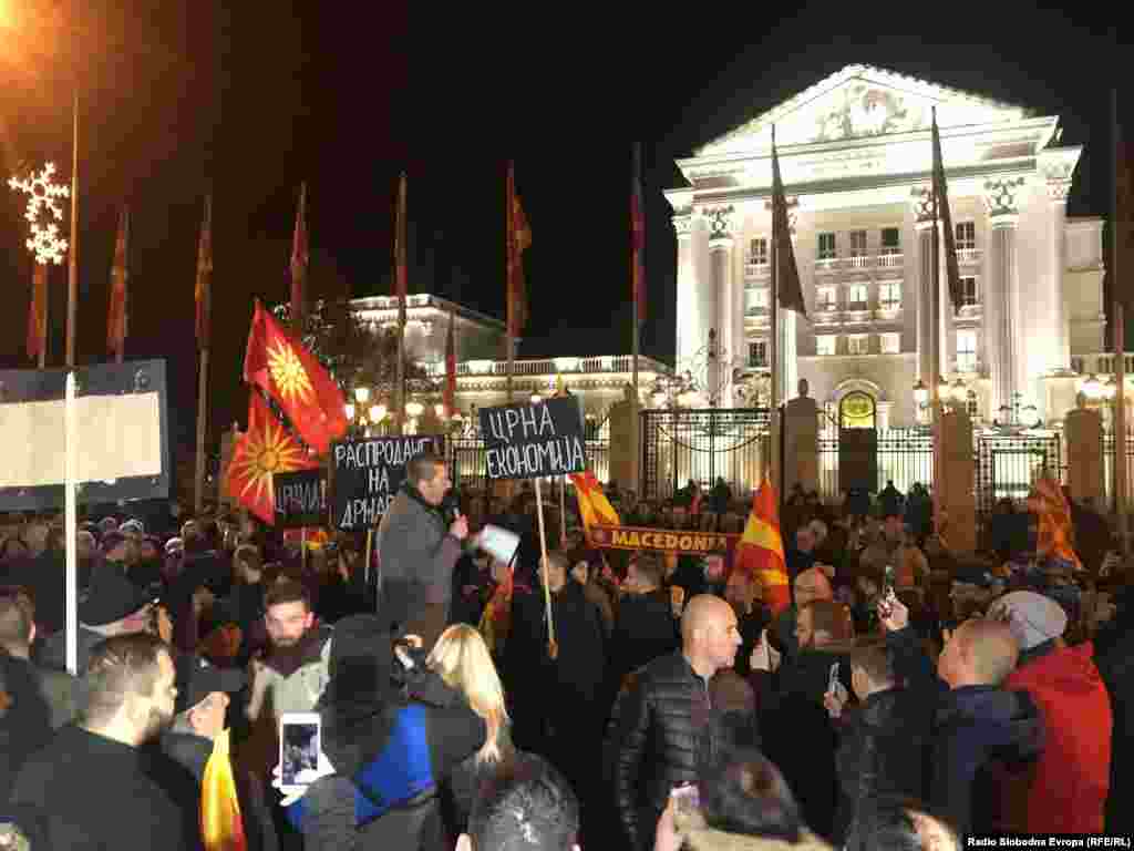 МАКЕДОНИЈА - На протестот лидерот на ВМРО ДПМНЕ Христијан Мицкоски побара оставка и ТВ дуел со премиерот Зоран Заев. Лидерот на опозицијата побара оставка и од министерот за внатрешни работи Оливер Спасовски, поради претресите во домовите на оние што протестираат со ВМРО-ДПМНЕ, како и од шефот на македонската дипломатија Никола Димитров, за, како што рече, национално омаложување.