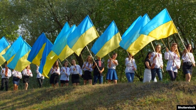 Діти з українськими прапорами під час святкування Дня Незалежності України. Закарпаття, 24 серпня 2015 року