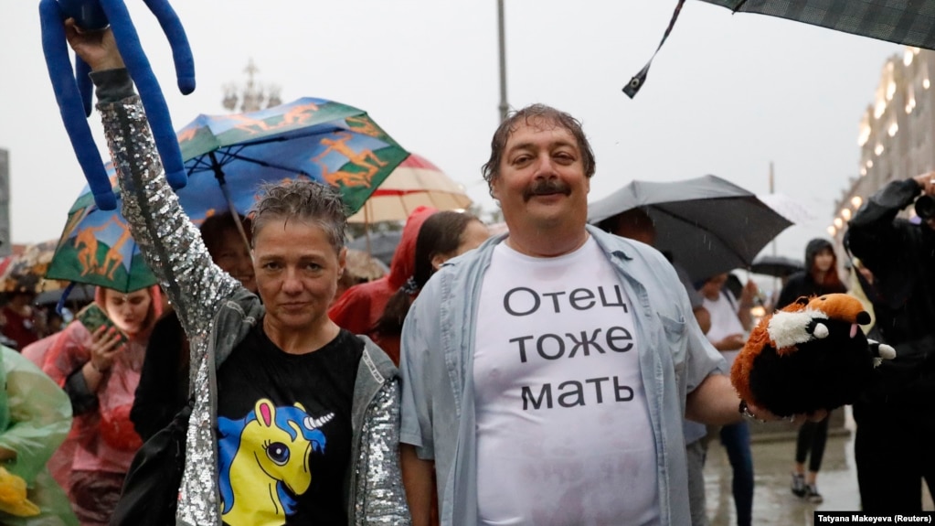 Дмитрий Быков на митинге в Москве