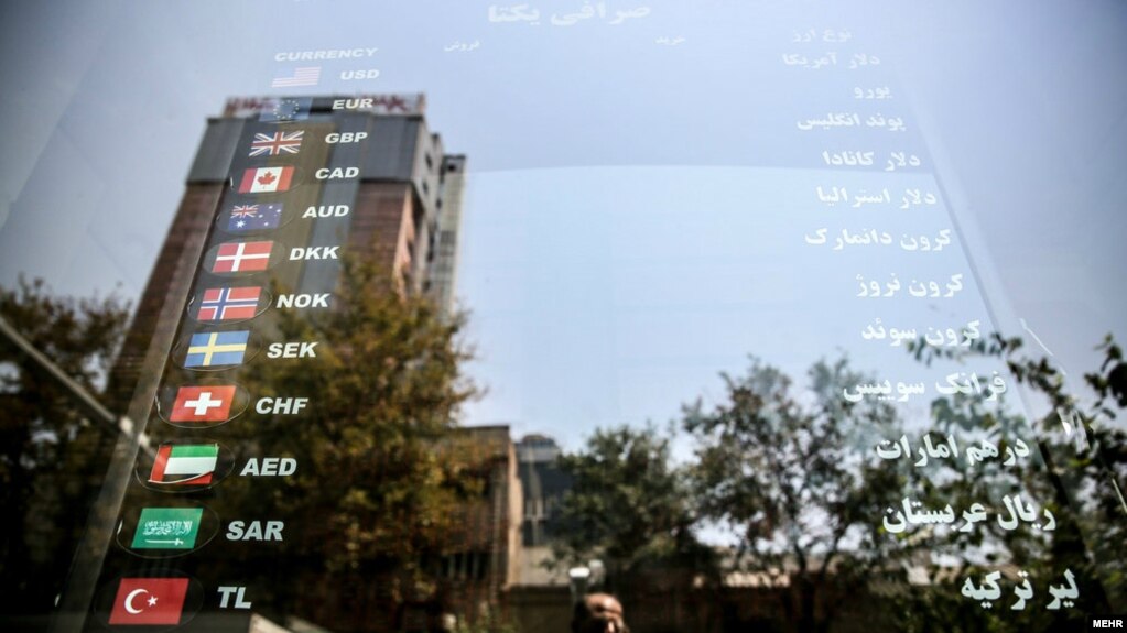 یکی از صرافیهای تهران پس از بازگشایی و اجرای سیاست جدید ارزی بانک مرکزی ایران.