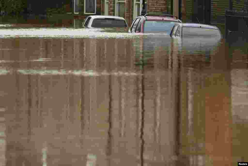 Сильна повінь обрушилась на житлові квартали міста Йорк на півночі Англії, коли річка, що тут протікає, вийшла з берегів після сильних злив. 28 грудня 2015 року