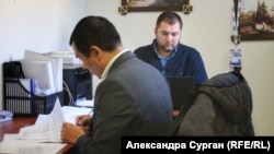Адвокаты Эмиль Курбединов и Эдем Семедляев в офисе за час до прихода силовиков, 6 ноября 2018 года
