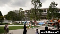 Az olimpiai karikák az Új Nemzeti Stadion mellett, 2019. júliusában. Ekkor még úgy volt, hogy itt lesz majd a 2020-as Olimpia nyitó- záróünnepsége. 