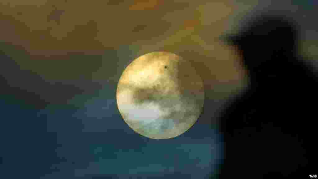  Күннің бетінен көрінген Венера планетасы. Мұндай астрономиялық сирек кездесетін құбылыс соңғы рет 105 жыл бұрын болған. Ресей, Иваново елді мекені, 6 маусым, 2012 жыл. 