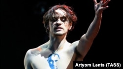 Сергей Полунин во время выступления в Красноярской краевой филармонии, 2019 год