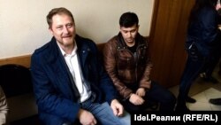 Координатор "Открытой России" в Татарстане Илья Новиков (слева) в суде. Казань, 27 апреля 2017 года.