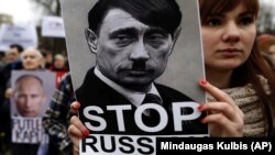 Акція протесту біля посольства Росії в Литві проти російської агресії щодо України. Вільнюс, 3 березня 2014 року