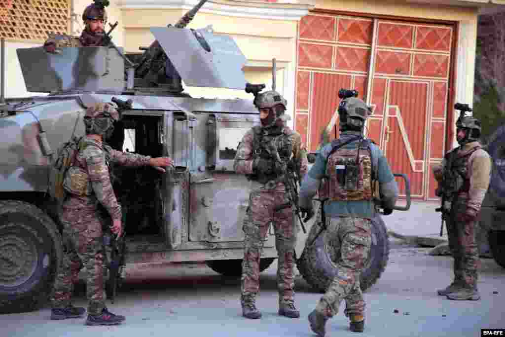АВГАНИСТАН - Најмалку тројца авганистански полицајци се убиени во напад во западниот авганистански град Херат, соопштија тамошните власти.