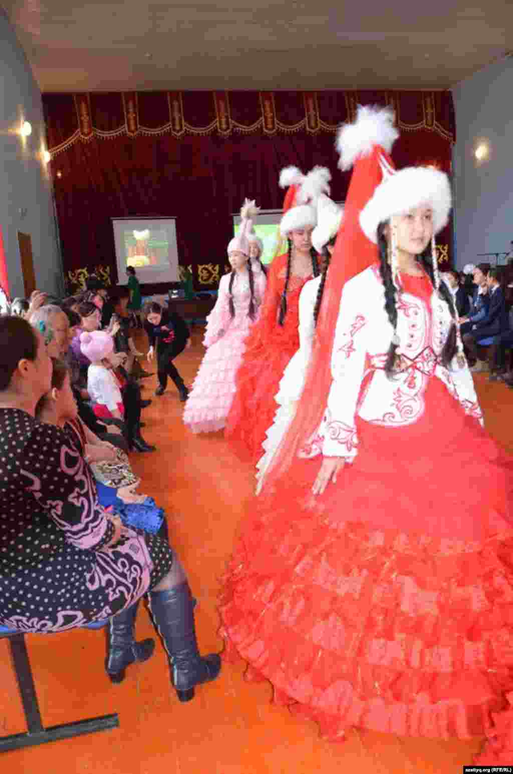 Участницы конкурса «Девушка с косой».