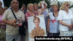 Прихильники Тимошенко під судом під час попередньої спроби провести провести засідання у справі ЄЕСУ, Харків, 7 червня 2013 року