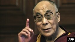 دالایی لاما، رهبر معنوی تبت در سراسر جهان از هواداران بسیاری برخوردار است، دولت چین او را به «استقلال‌خواهی» متهم می‌کند