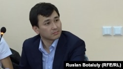 ҚазТАГ ақпарат агенттігінің бас директоры Әсет Матаев (оң жақта).