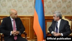 Armenia - President Serzh Sarkisian (R) meets with NATO’s special representative to the South Caucasus, James Appathurai, in Yerevan, 17Oct2013.