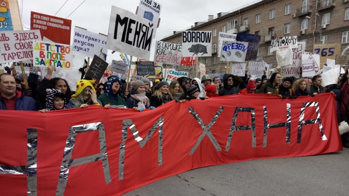 В городах России проходит первомайская «Монстрация»
